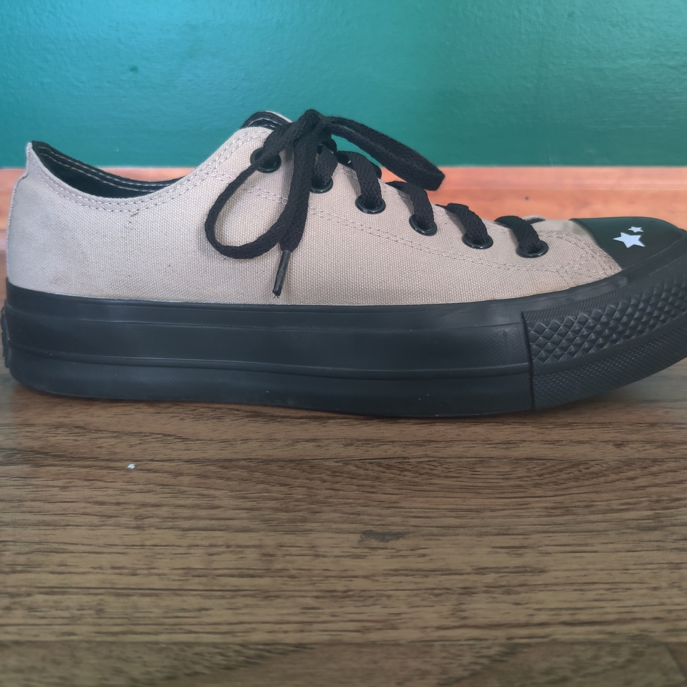 Converse Size 9.5/10 - Picture 6 of 8